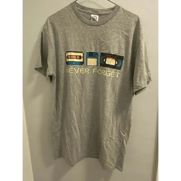 MEN OLD SCHOOL NEVER FORGET GRAPHIC TEE - SIZE MEDIUM - GREAT CONDITION - Picture 1 of 4